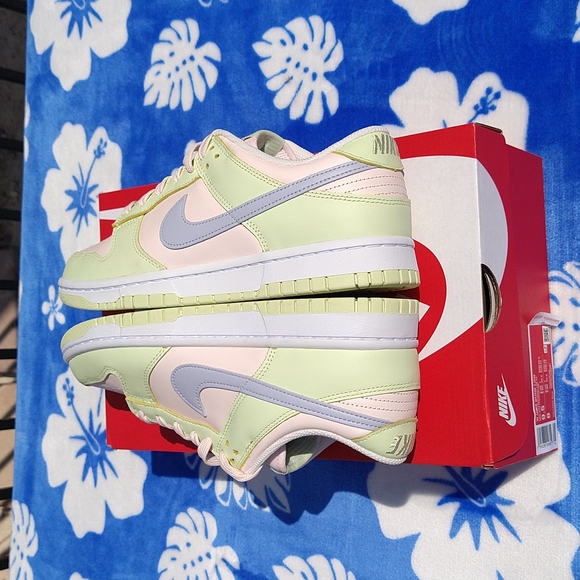 Women's Dunk Low 9.5 - Picture 4 of 11